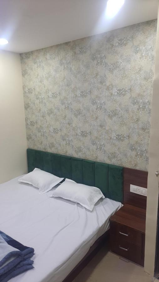 Green Leaf Hotel Ujjain Extérieur photo