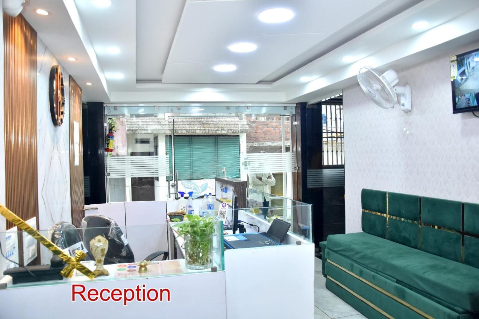 Green Leaf Hotel Ujjain Extérieur photo