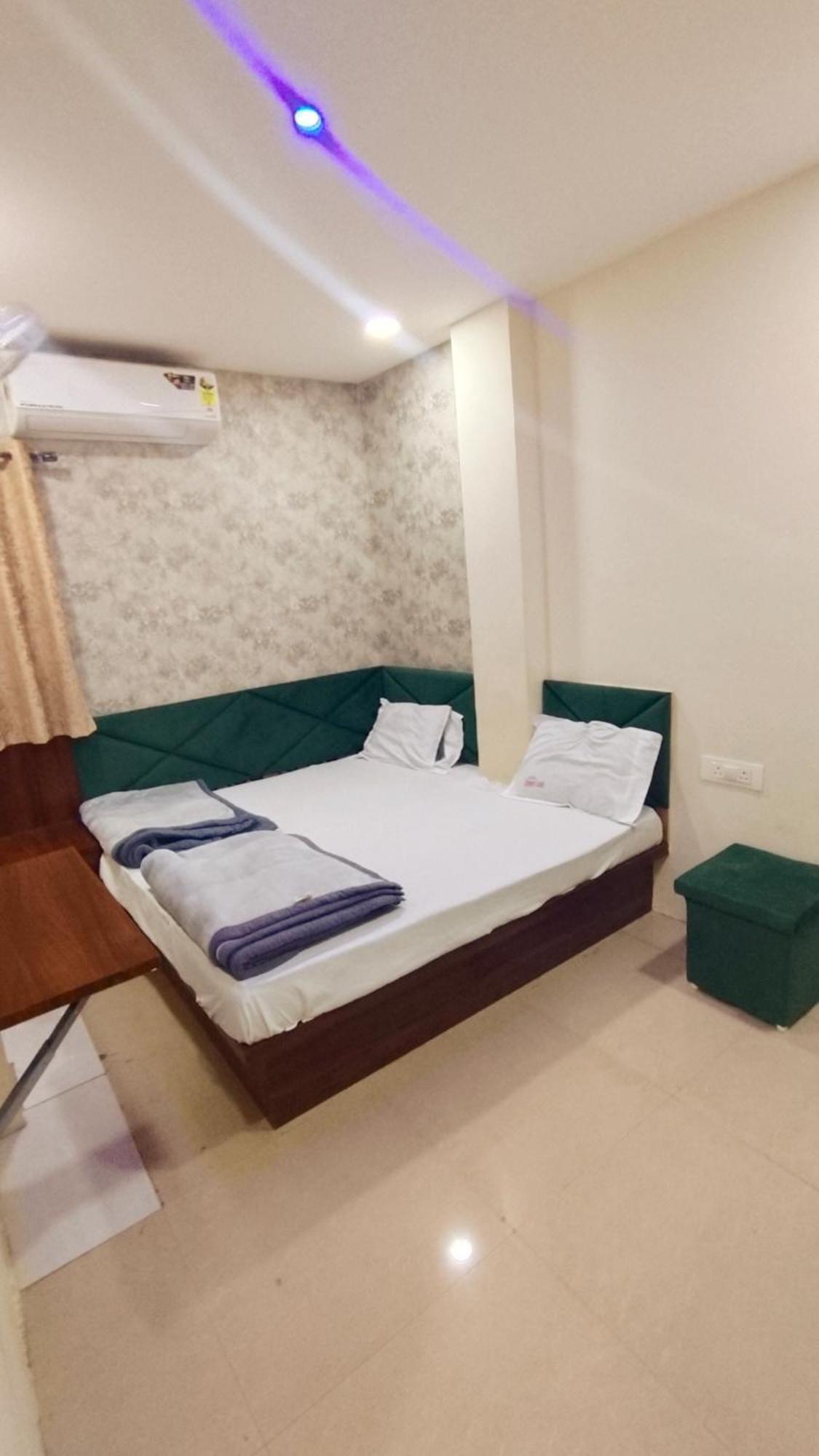 Green Leaf Hotel Ujjain Extérieur photo