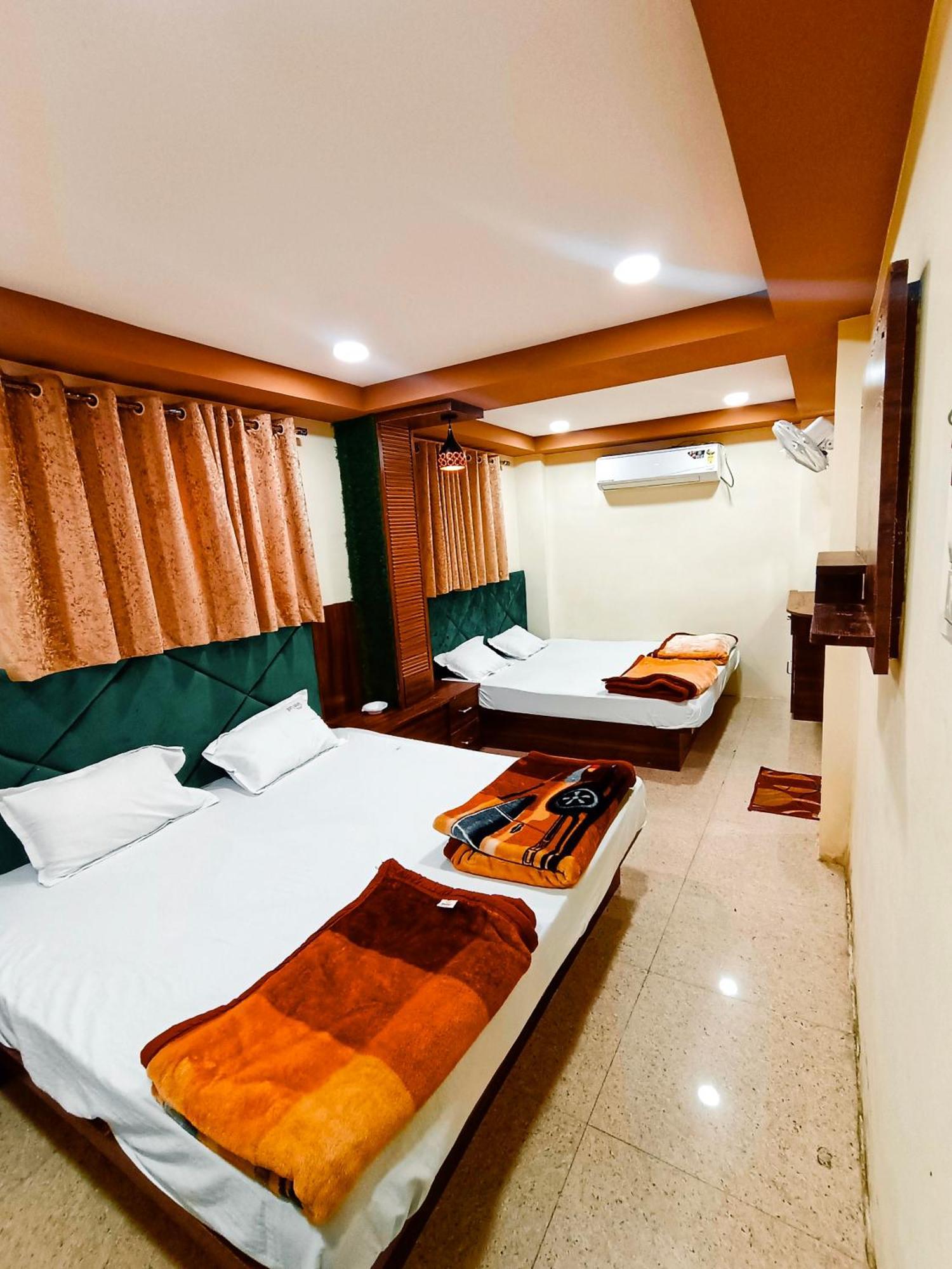 Green Leaf Hotel Ujjain Extérieur photo
