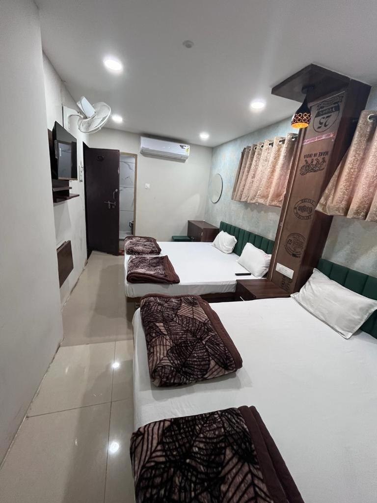 Green Leaf Hotel Ujjain Extérieur photo