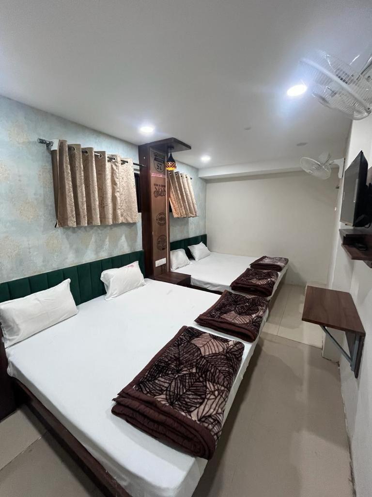 Green Leaf Hotel Ujjain Extérieur photo