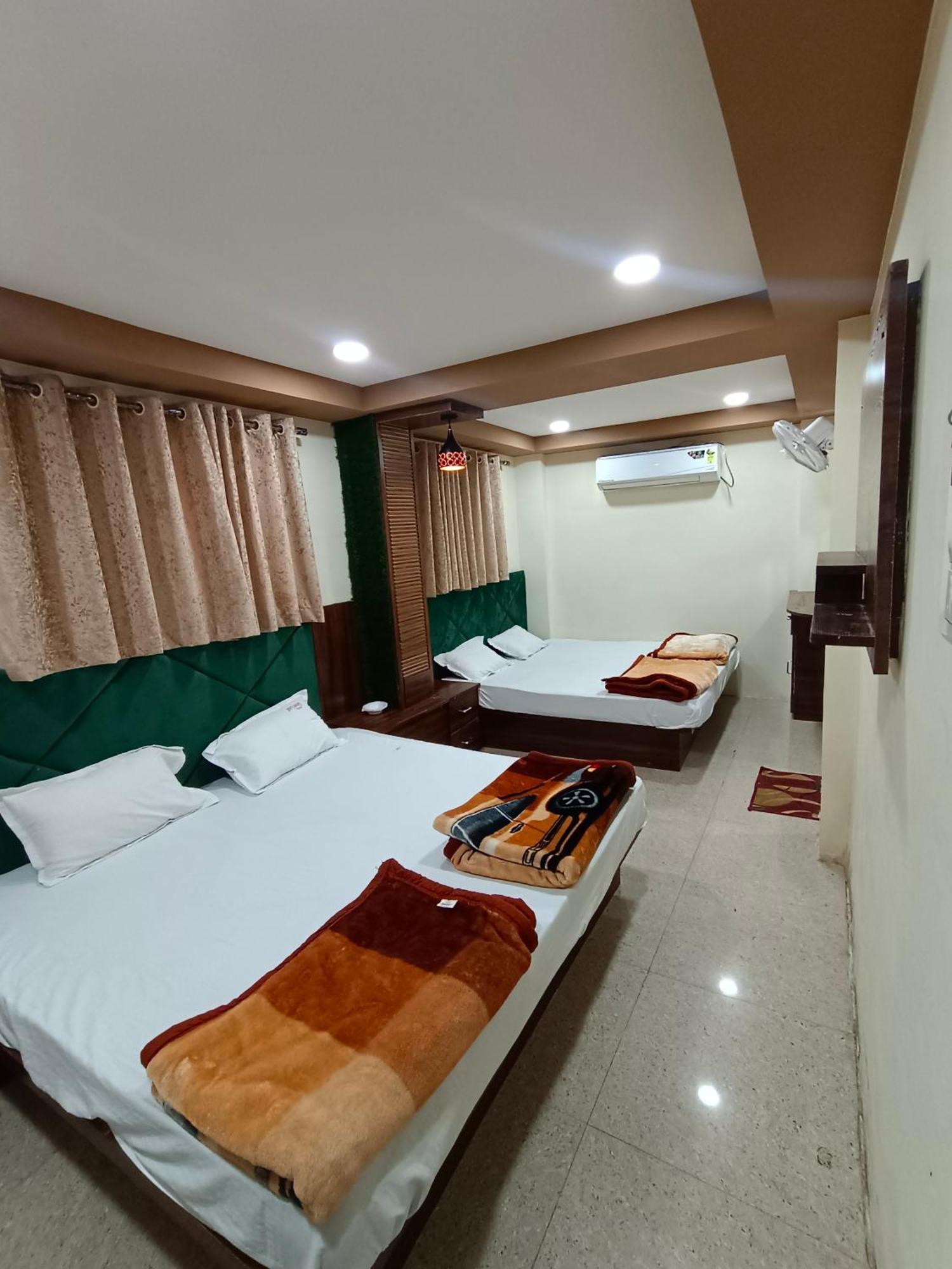 Green Leaf Hotel Ujjain Extérieur photo