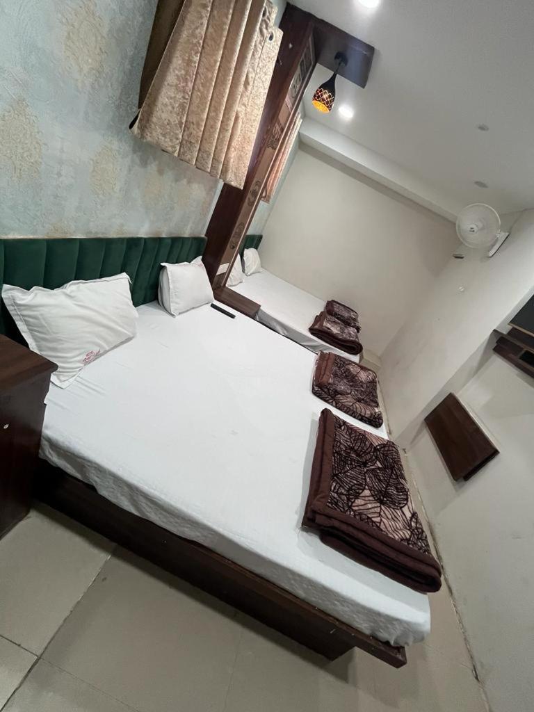 Green Leaf Hotel Ujjain Extérieur photo