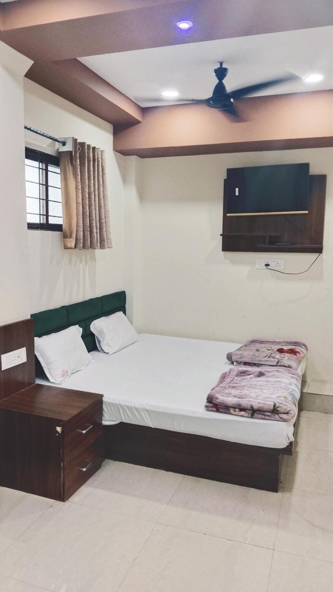 Green Leaf Hotel Ujjain Extérieur photo