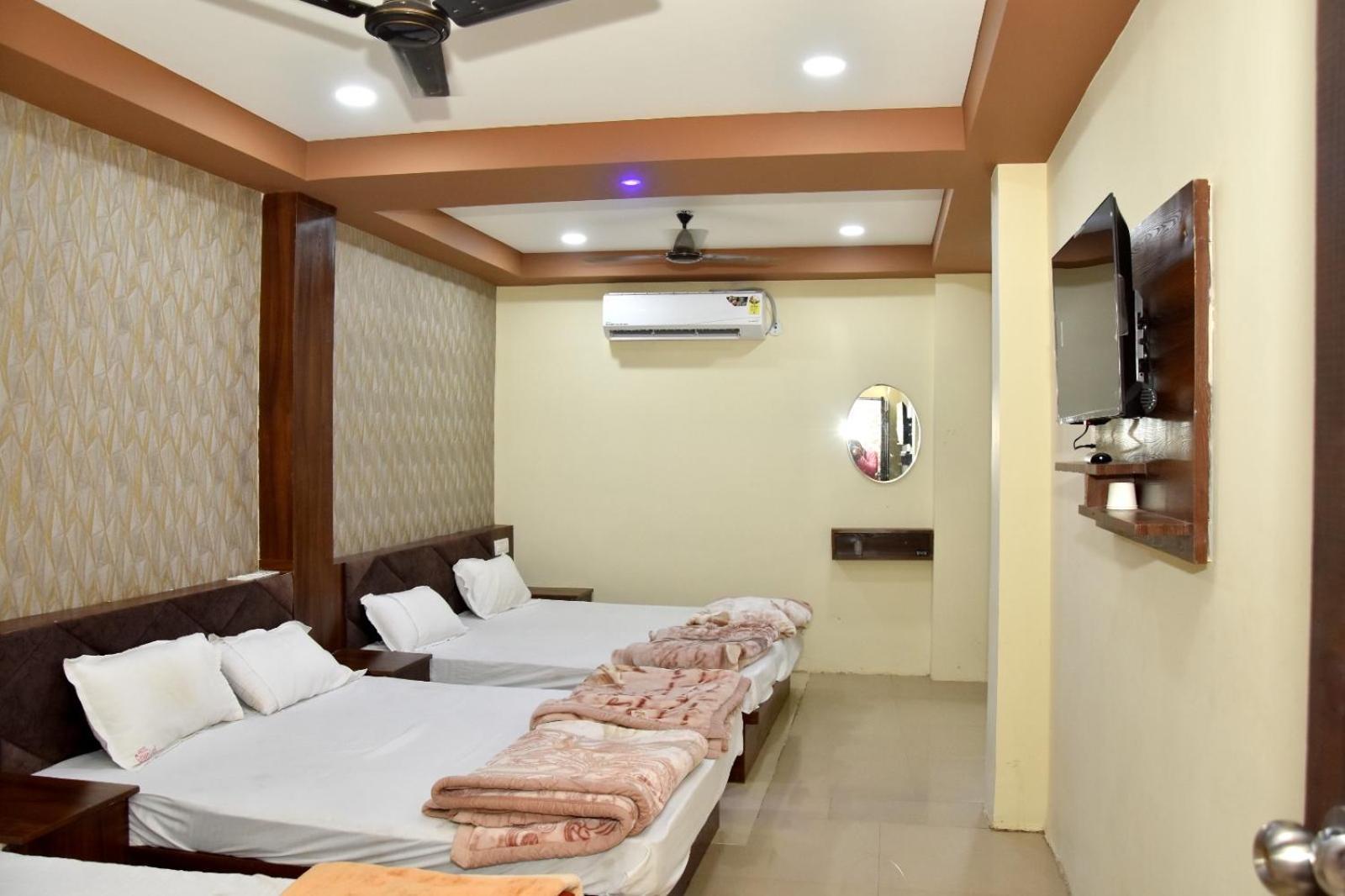Green Leaf Hotel Ujjain Extérieur photo