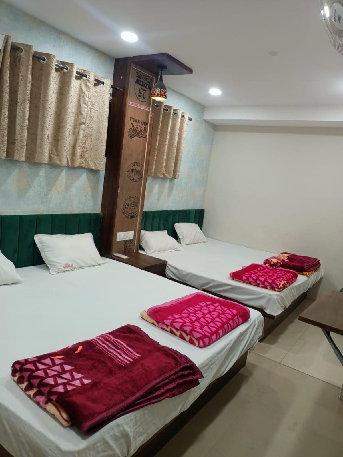 Green Leaf Hotel Ujjain Extérieur photo