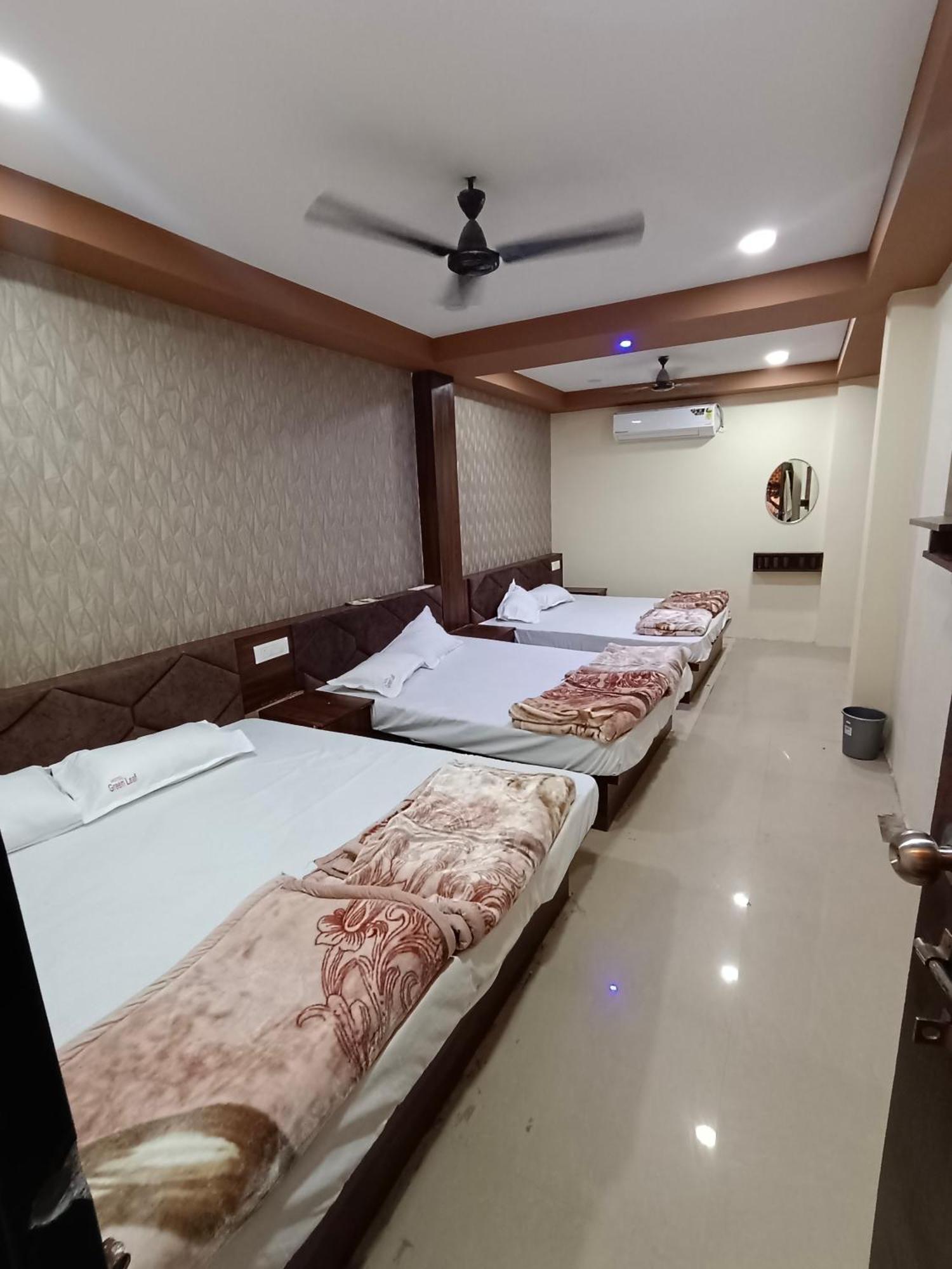 Green Leaf Hotel Ujjain Extérieur photo