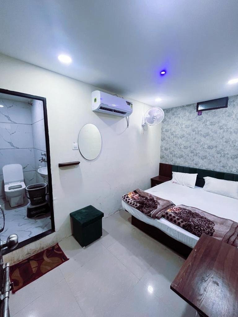 Green Leaf Hotel Ujjain Extérieur photo