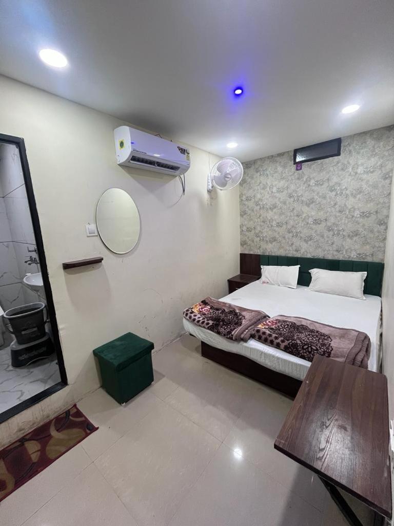 Green Leaf Hotel Ujjain Extérieur photo