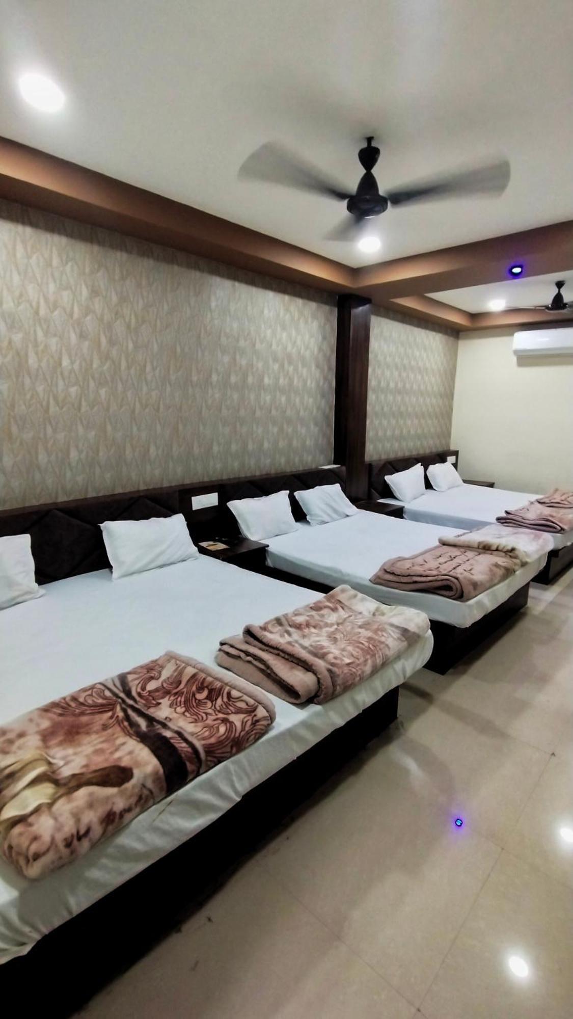 Green Leaf Hotel Ujjain Extérieur photo