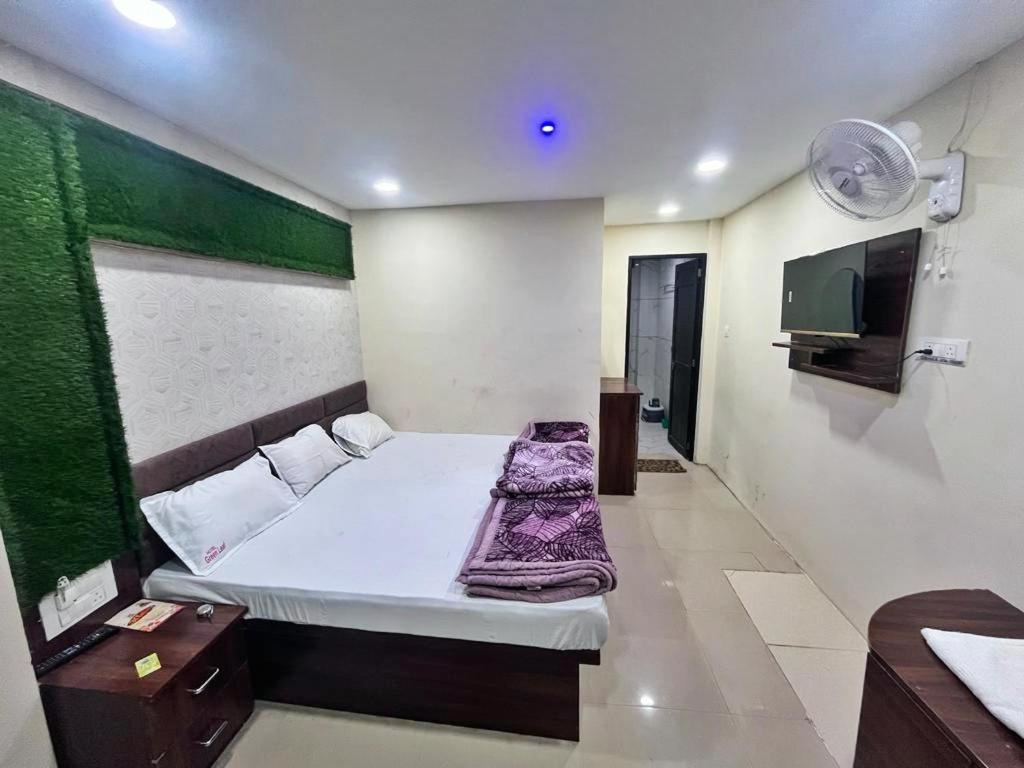 Green Leaf Hotel Ujjain Extérieur photo