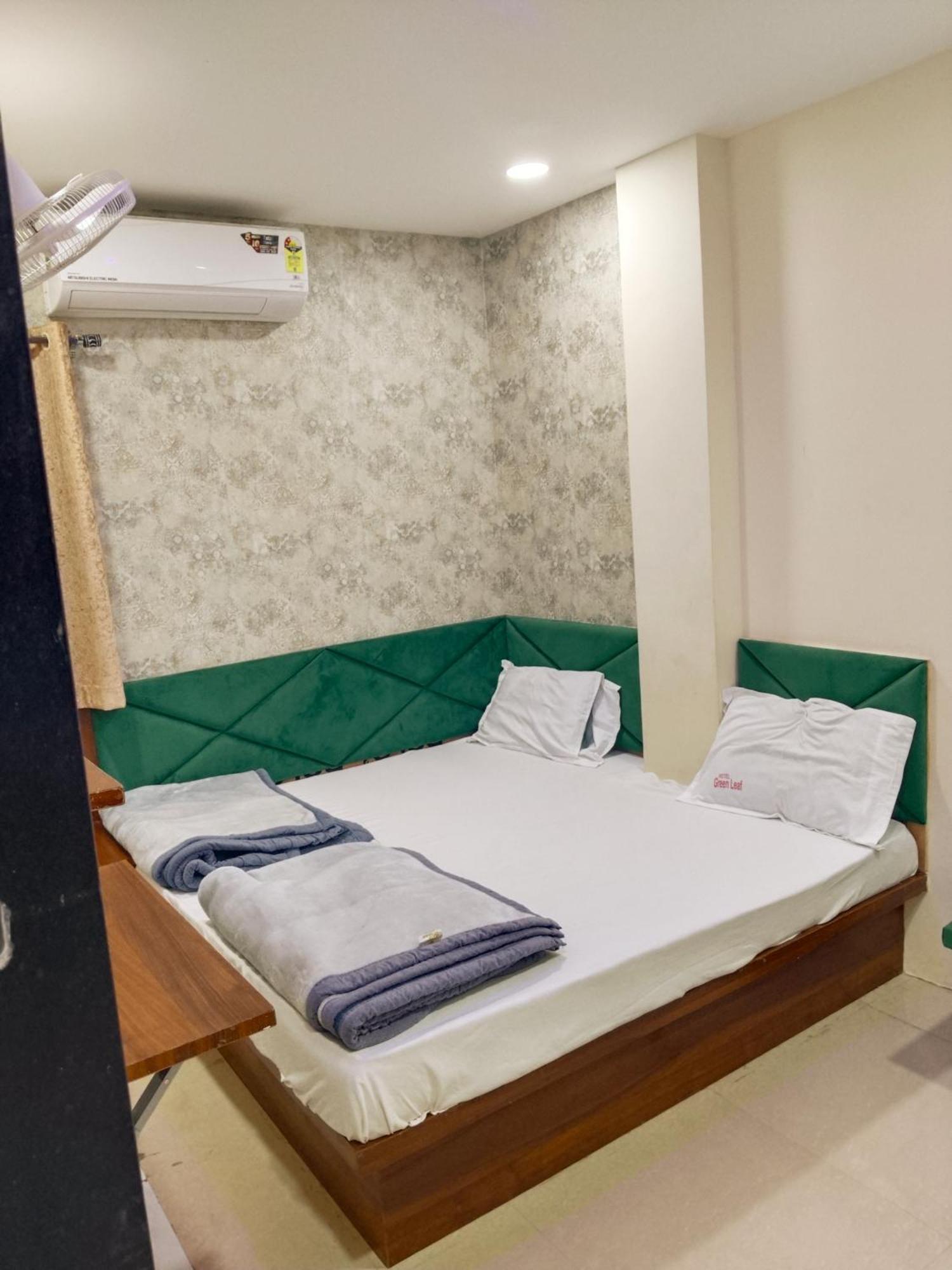 Green Leaf Hotel Ujjain Extérieur photo