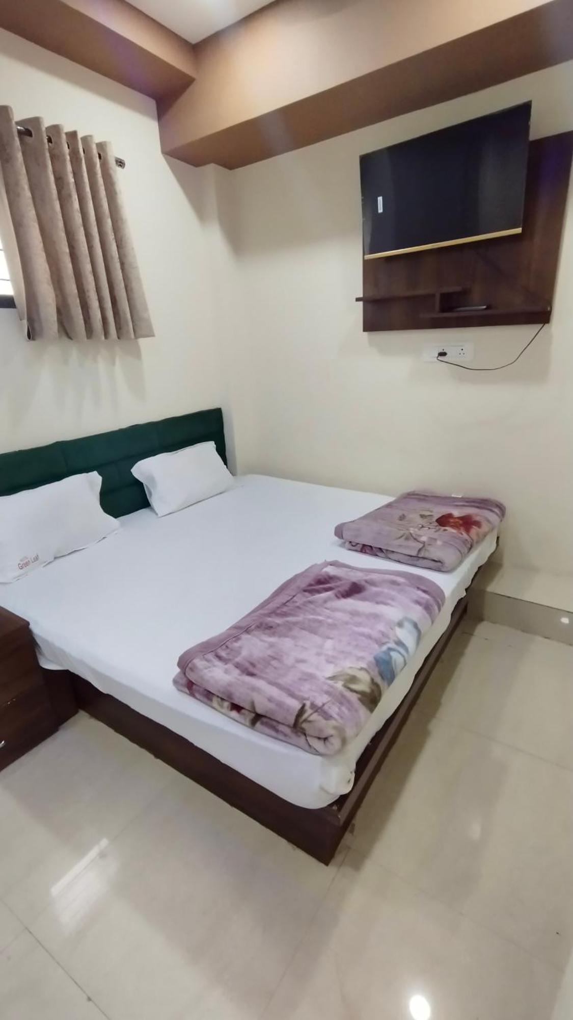 Green Leaf Hotel Ujjain Extérieur photo