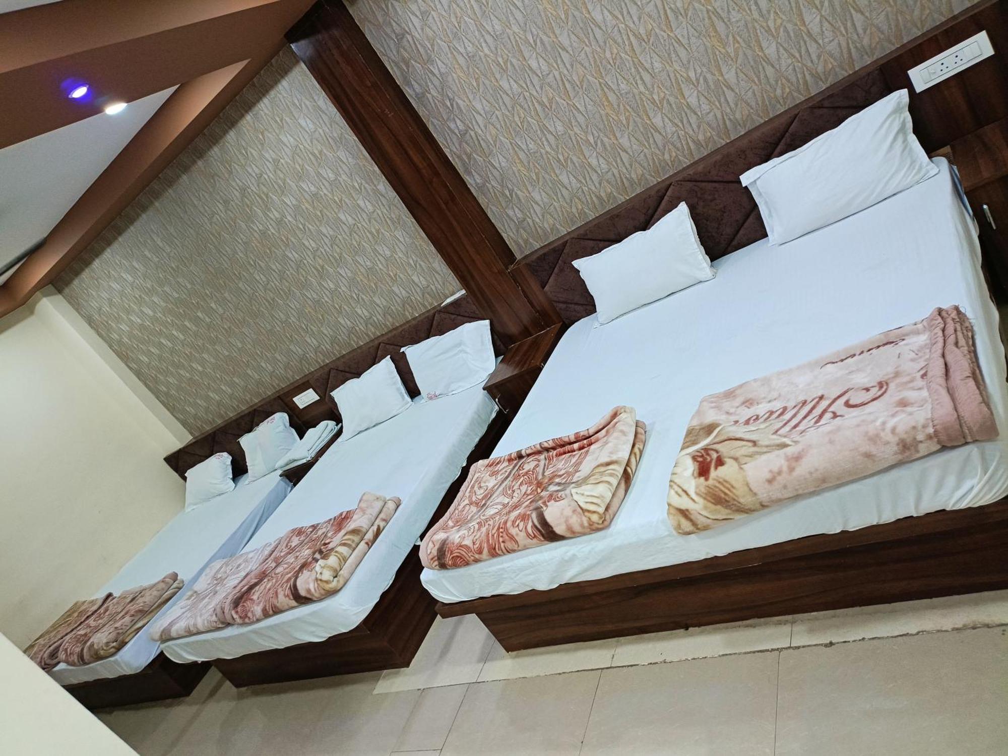 Green Leaf Hotel Ujjain Extérieur photo