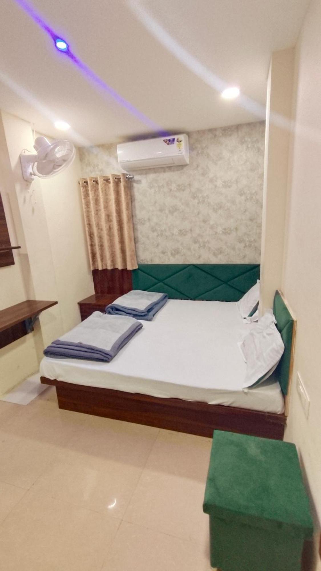 Green Leaf Hotel Ujjain Extérieur photo