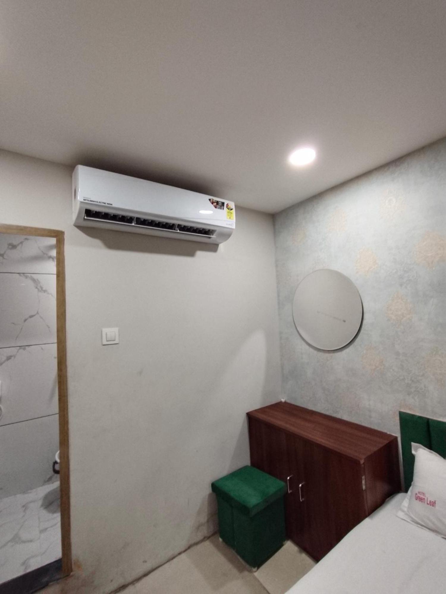 Green Leaf Hotel Ujjain Extérieur photo
