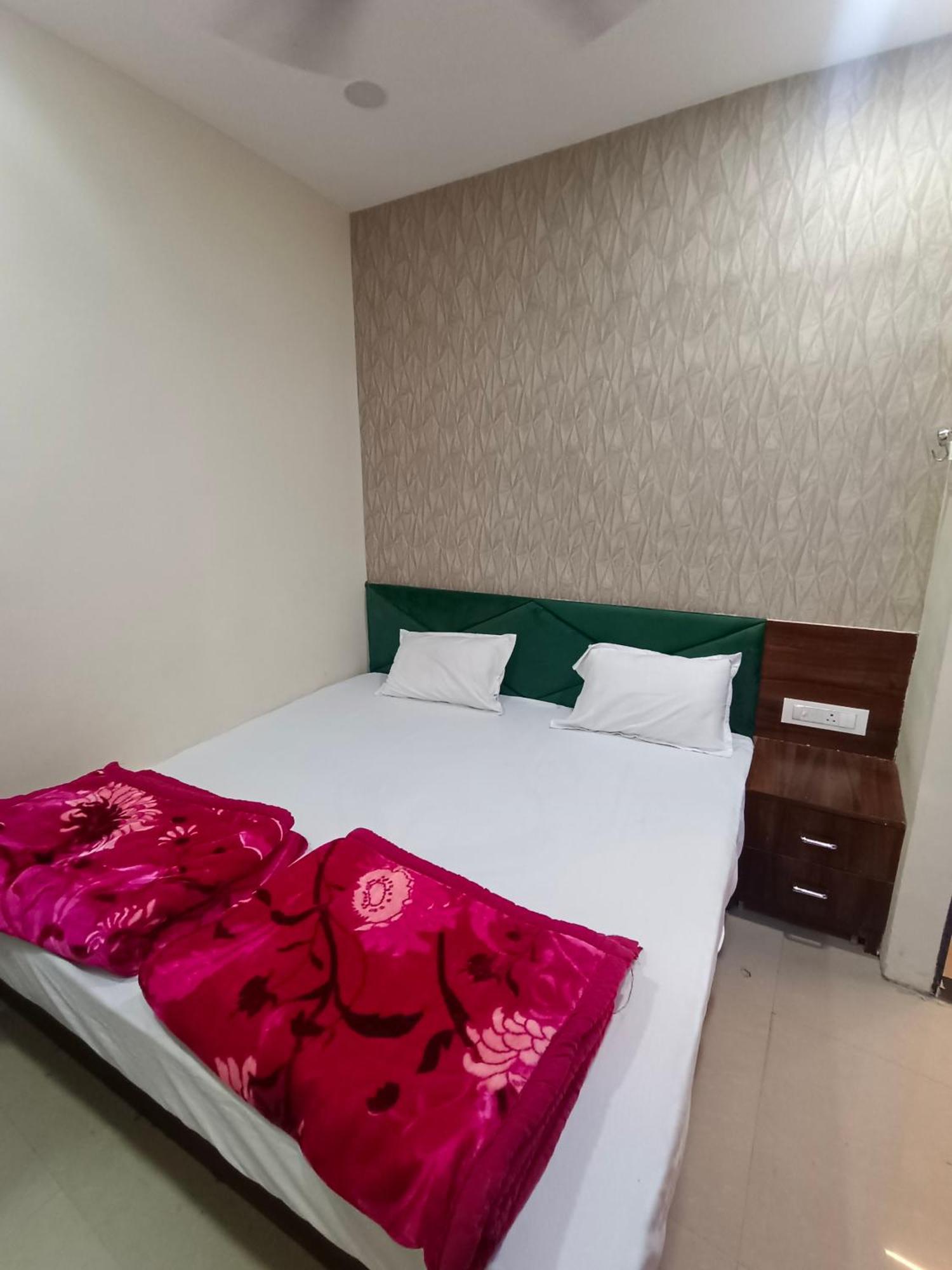 Green Leaf Hotel Ujjain Extérieur photo