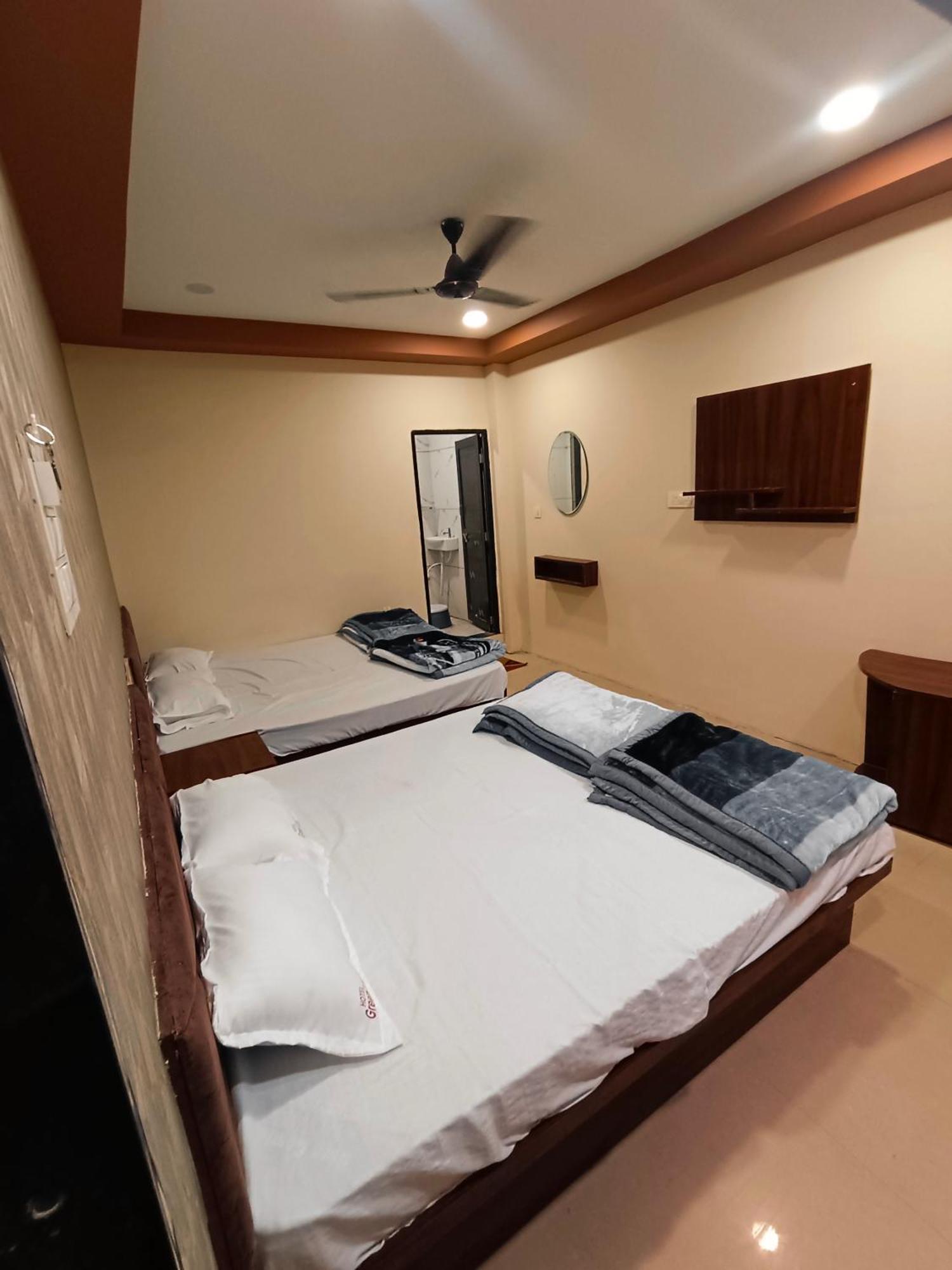 Green Leaf Hotel Ujjain Extérieur photo