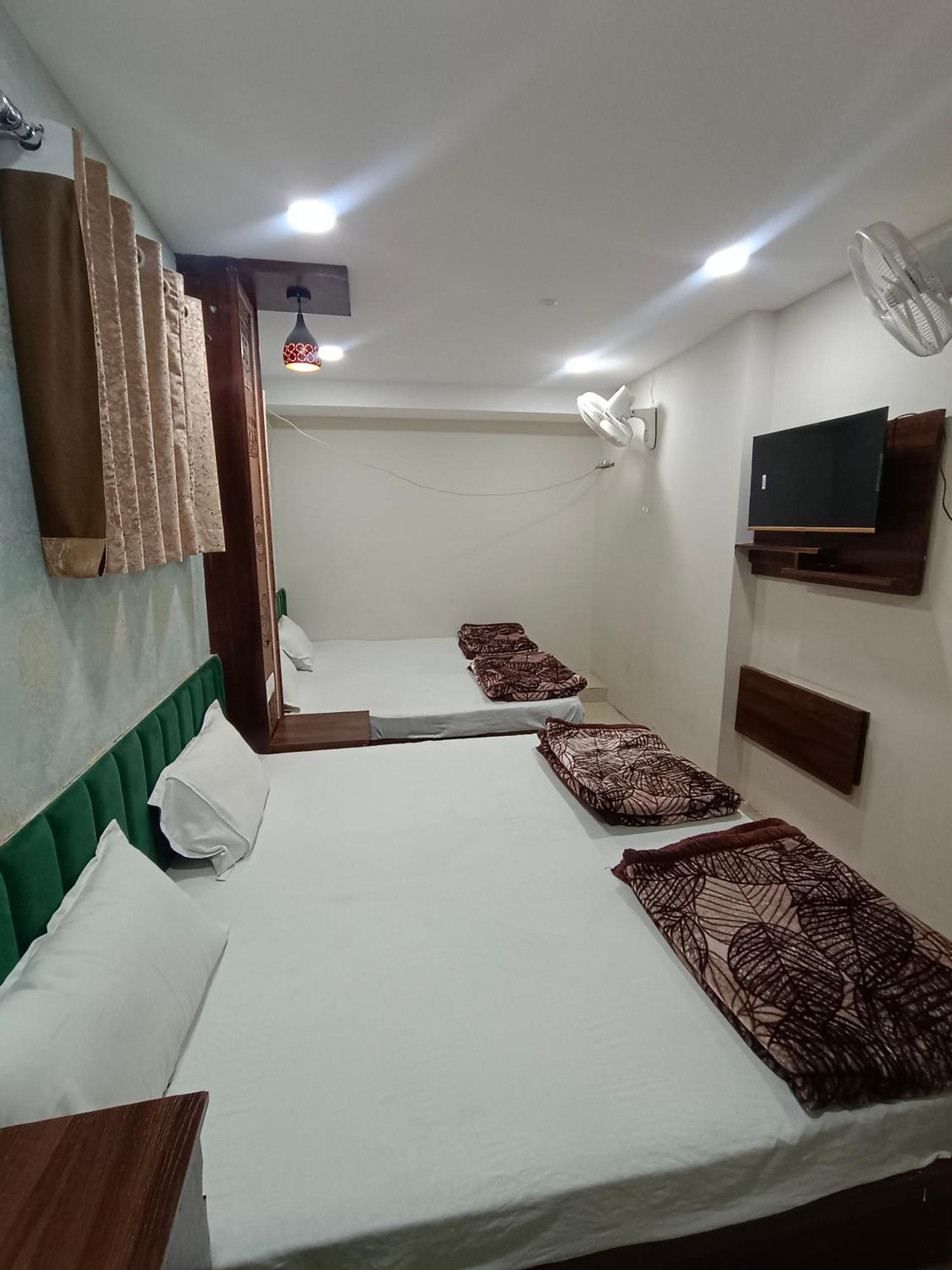 Green Leaf Hotel Ujjain Extérieur photo