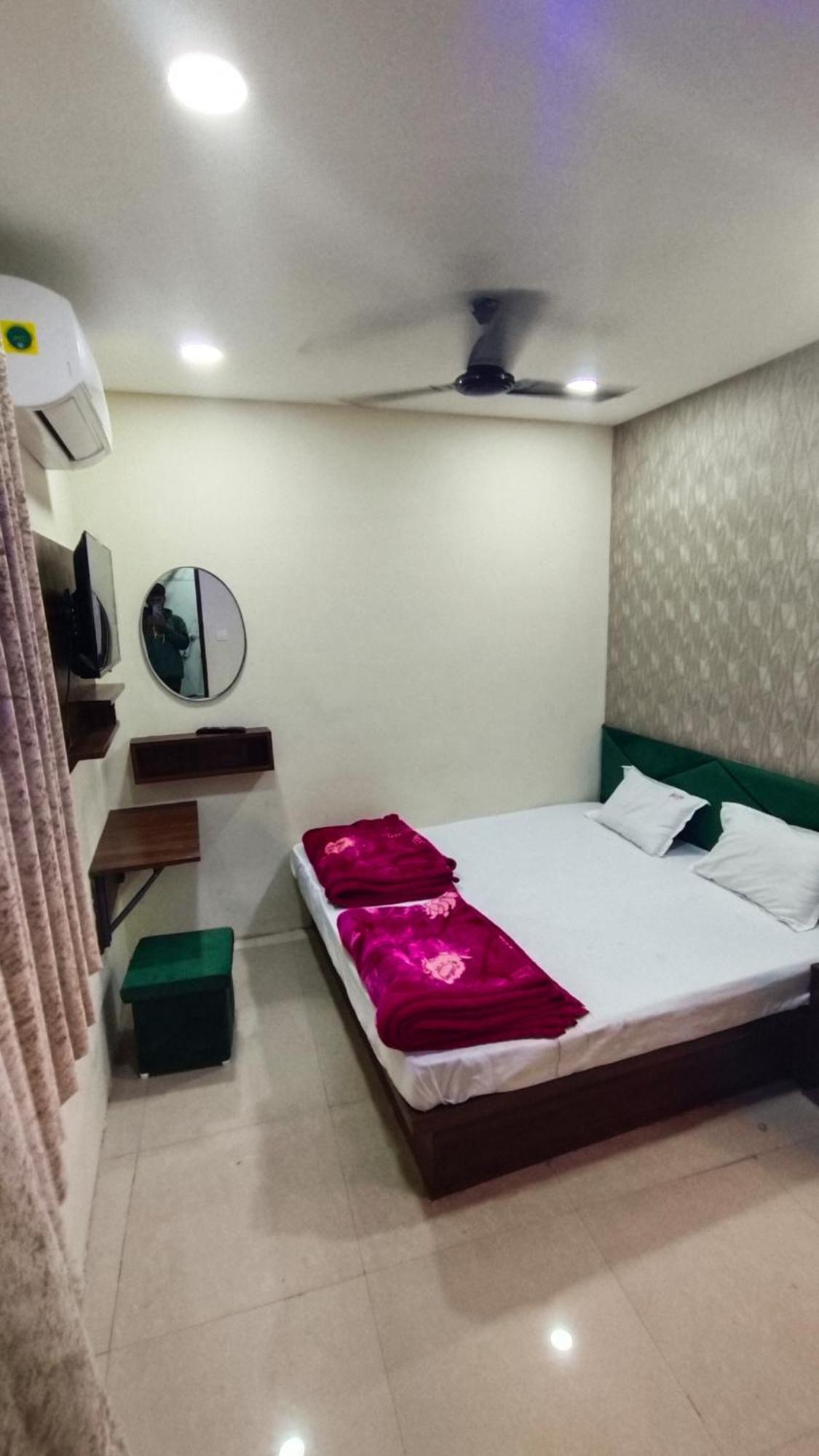 Green Leaf Hotel Ujjain Extérieur photo