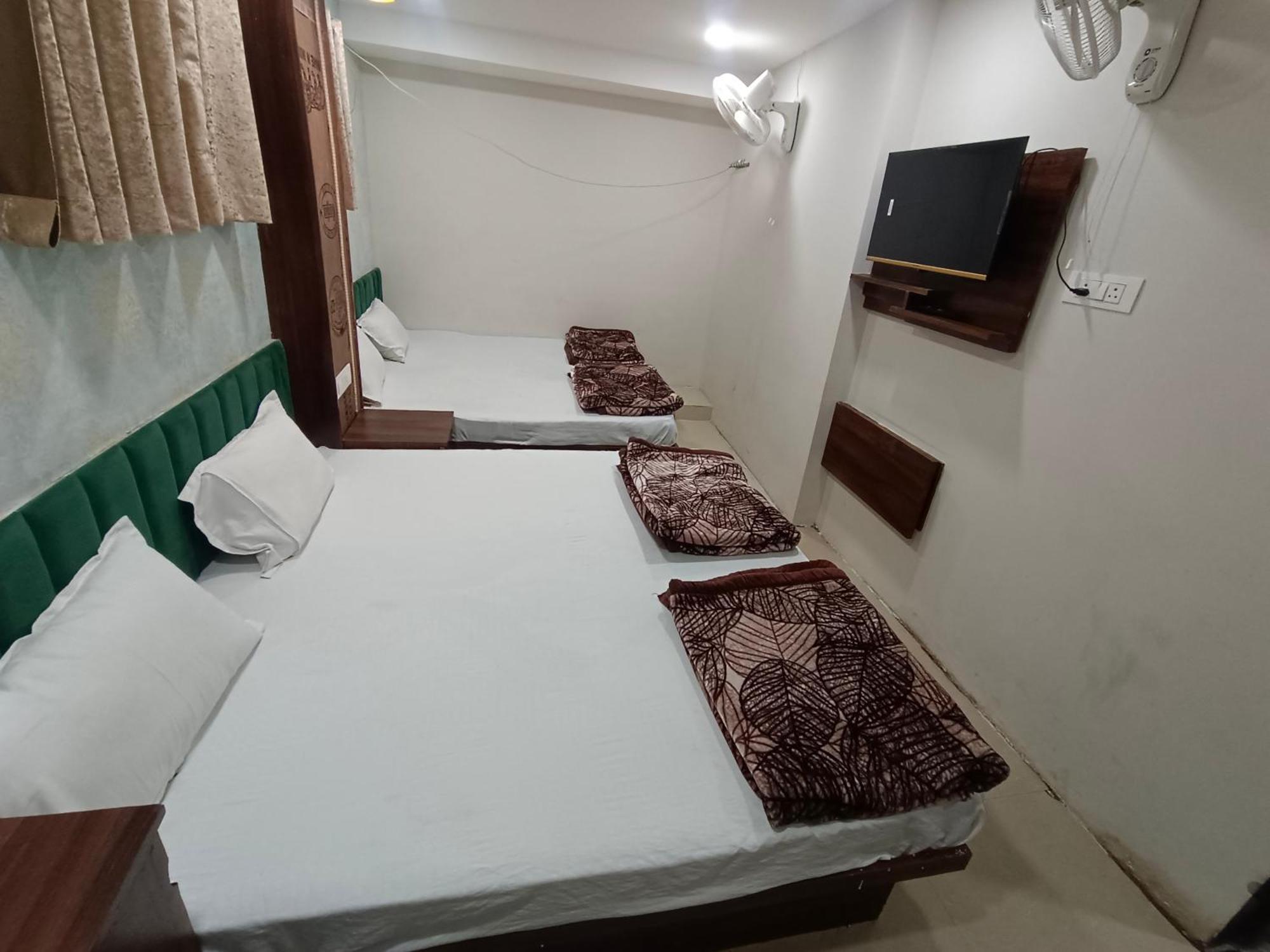 Green Leaf Hotel Ujjain Extérieur photo
