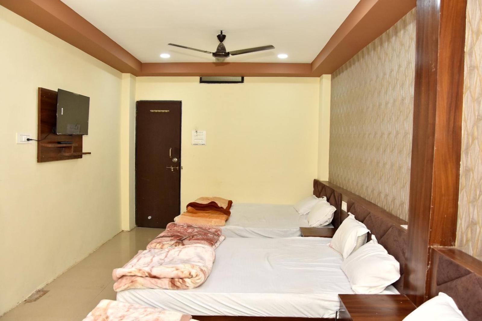Green Leaf Hotel Ujjain Extérieur photo